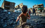 gaza bambini costretti a lavorare per sopravvivere tra demolizioni e crisi umanitaria 1764661069