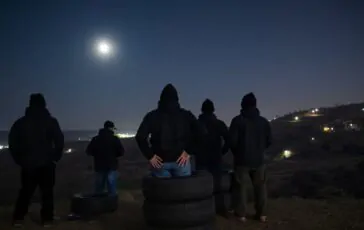 guardiani notturni in cisgiordania difendere il villaggio dalla violenza 1765807341 364x230