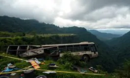 guatemala tragico incidente di bus nel dirupo con morti e feriti 1766852139 265x160