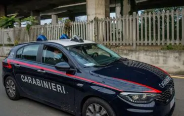 poliziotti rapinano campo rom