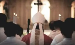 001-piazza-capoluogo-campano-colma-di-persone