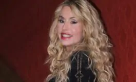 001-soubrette-decisa-parlare-raccontando-tutto