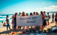 la comunita di bondi beach si unisce nella solidarieta dopo la sparatoria 1765787033
