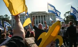 proteste a tel aviv la richiesta di grazia per netanyahu scuote israele 1764555760 265x160