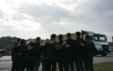 tragedia in discarica la comunita si unisce nel dolore per lincidente mortale 1766458962 364x230