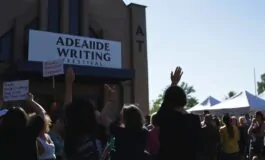 controversia al festival di scrittura di adelaide dimissioni e boicottaggi scatenano polemiche 1768277268 265x160