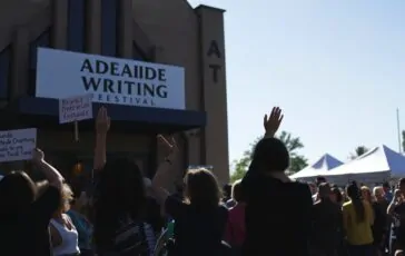 controversia al festival di scrittura di adelaide dimissioni e boicottaggi scatenano polemiche 1768277268 364x230