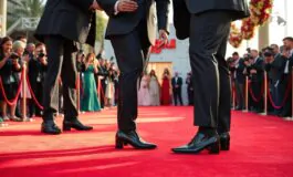 hudson williams e connor storrie brillano sul red carpet dei golden globes 2026 1768205095 265x160