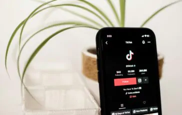 Dietro l’ironia di uno dei meme più condivisi del momento