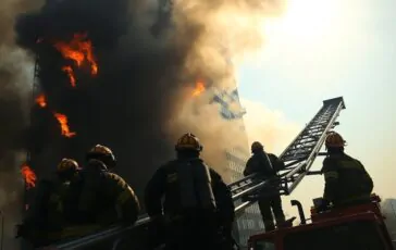 incendio nella torre b di ferrara evacuate 200 persone in sicurezza 1768126062 364x230