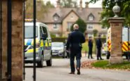 arresto di andrew mountbatten windsor polizia effettua perquisizioni a sandringham 1771496905