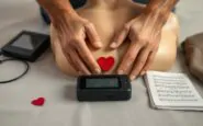 da cuore a cuore linno che diffonde il massaggio cardiaco e luso del defibrillatore 1771061906