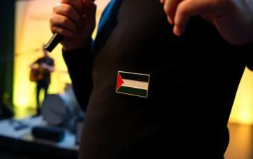 fiorella mannoia porta una spilla palestinese sul palco dellariston 1772238939 364x230