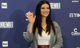 Laura Pausini, tutte le gaffe sul palco di Sanremo 2026: i momenti virali dell’Ariston
