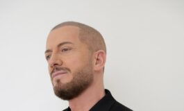 001-cantautore-chioma-inedita-rispetto-passato