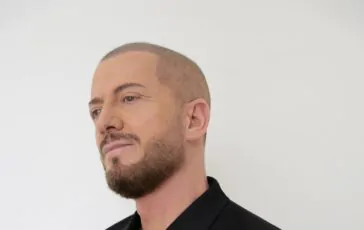 001-cantautore-chioma-inedita-rispetto-passato