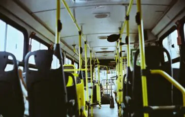 bambino lasciato a piedi dal bus