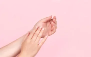 Dolori dita mani cause rimedi