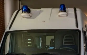 Crollo improvviso a Shanghai: auto e container sprofondano in una voragine, passanti in fuga