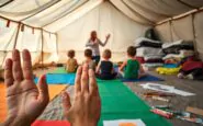 le lezioni di yoga in tenda che aiutano i bambini di gaza a ritrovare serenita 1771784387
