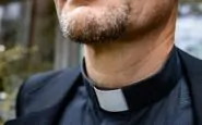 prete influencer lascia sacerdozio