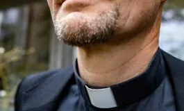 prete influencer lascia sacerdozio