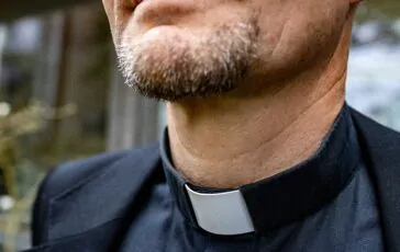 prete influencer lascia sacerdozio