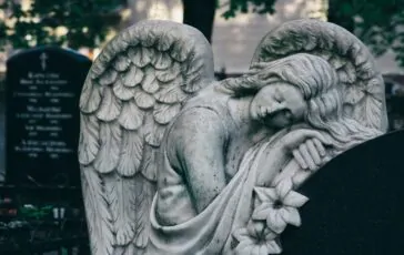 Il gesto che ha sorpreso tutti: la verità dietro le sue notti al cimitero