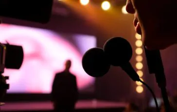 sanremo 2026 il taglio della regia sul bacio di levante e gaia che fa discutere 1772283700 364x230