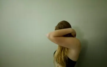 Il corpo sotto stress: cosa succede inducendo il vomito