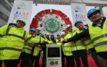 Torino Lione svelata la prima talpa per lo scavo del tunnel base in Italia 364x230