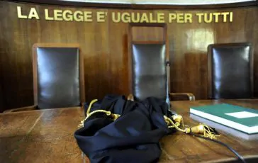 venezia perseguita ex professore per bocciatura braccialetto elettronico a 26enne 2