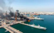 attacco a bahrain incendio al porto che ospita la quinta flotta degli usa 1772404578