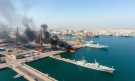 attacco a bahrain incendio al porto che ospita la quinta flotta degli usa 1772404578 265x160