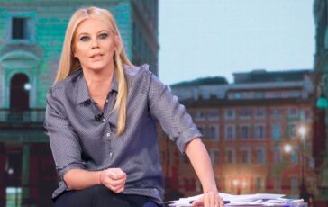 001-conduttrice-non-trattiene-emozione-struggente-omaggio