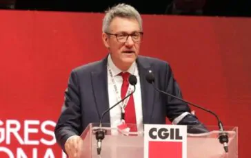 001-voce-fuori-coro-legge-molto-discussa