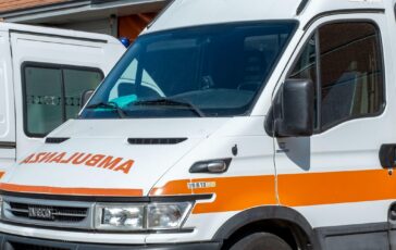 ambulanza si ribalta