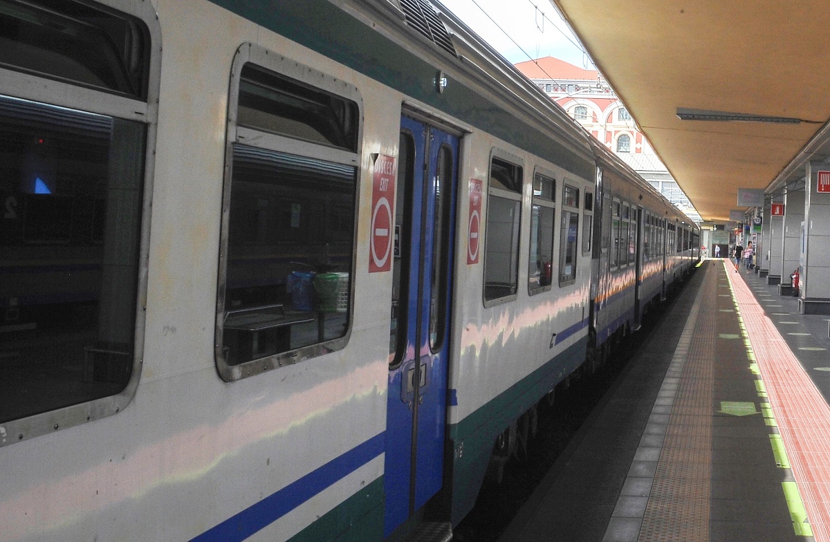https://www.notizie.it/wp-content/uploads/2026/05/caos-sulla-linea-adriatica-treno-trancia-cavi-elettrici-convogli-bloccati-705ab2a1.jpg