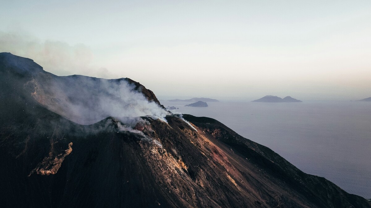 https://www.notizie.it/wp-content/uploads/2026/05/paura-in-italia-il-vulcano-si-risveglia-d6150f1a.jpg