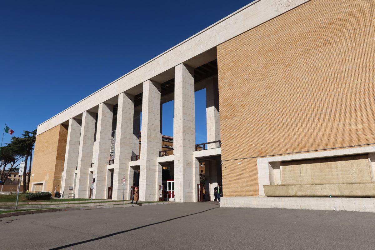 https://www.notizie.it/wp-content/uploads/2026/05/rastrellamenti-ed-espulsioni-di-massa-prof-massimo-panella-nella-bufera-studenti-4a7e6f38.jpg