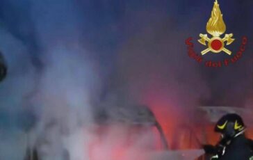 Sette furgoni di una ditta di consegne in fiamme a Fiumicino indagini polizia 364x230