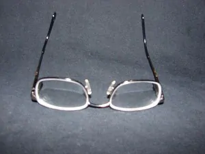 clean eyeglasses scratches 800x800 300x225