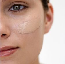 article page main ehow images a02 2s mc apply liquid foundation makeup 800x800