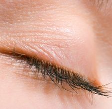 article page main ehow images a06 jn 2b curl short eyelashes 800x800
