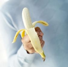 article page main ehow images a08 04 rf whiten teeth using banana 800x800